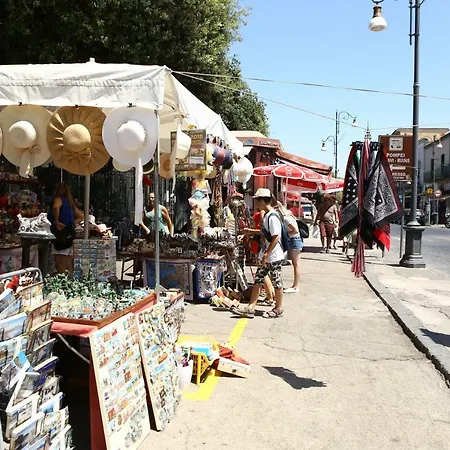 Cornelia Oda ve Kahvaltı Pompei